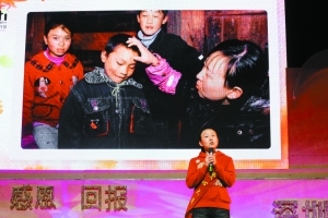 在昨天的第八屆深圳關愛行動啟動儀式上，孫影飽含深情地講述了她四年多來走過的心路歷程。深圳商報記者 范國瑞 攝